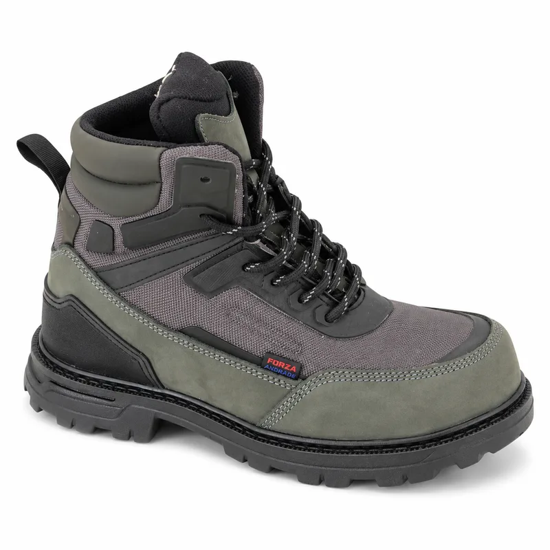 Bota gris olivo con paneles textiles, vista lateral oblicua