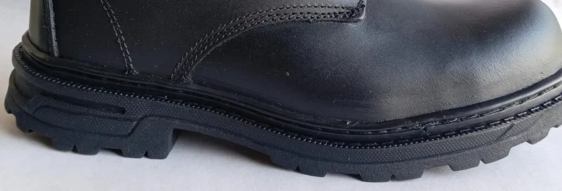 Detalle de la unión de suela y piel tomado de la fotografía original de la bota negra